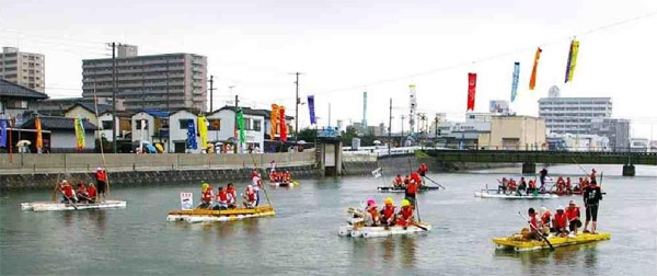 いかだ競争 あいにくの天気でしたがレースは白熱